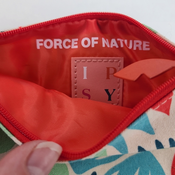 5/$25 Lips Charm Makeup Bag Canvas Ipsy Force of Nature - Picture 4 of 5